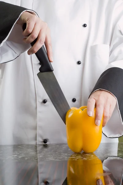 Chef-kok snijden gele peper — Stockfoto