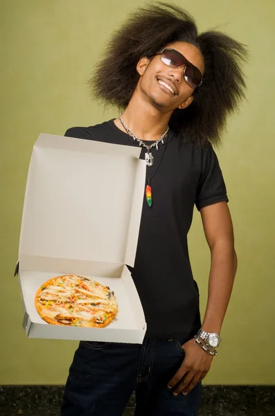 Mladý Američan Afričana těší na pizzu — Stock fotografie