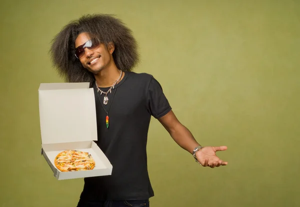 Mladý Američan Afričana těší na pizzu — Stock fotografie