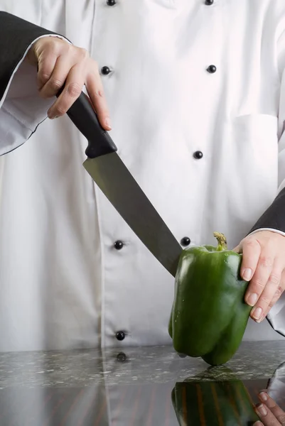 Chef-kok snijden groene peper — Stockfoto