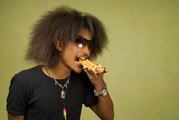 Joven afroamericano disfrutando de una pizza —  Fotos de Stock