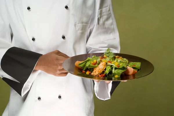 Chef présentant une salade de poulet santé — Photo