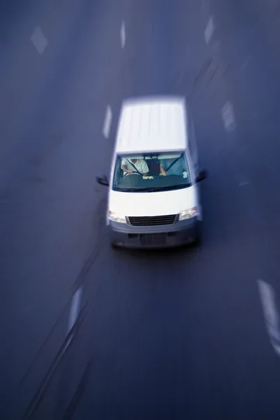 Weißer Lieferwagen auf Autobahn — Stockfoto