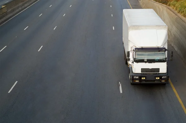 Weißer LKW auf Autobahn — Stockfoto