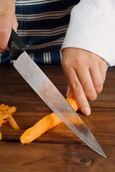 Slicing carrot — Stock Photo, Image