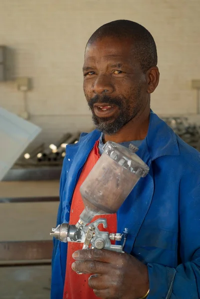 Trabajador africano con pistola de pintura — Foto de Stock