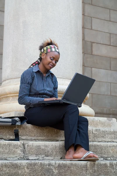 Estudante da faculdade afro-americana com laptop — Fotografia de Stock