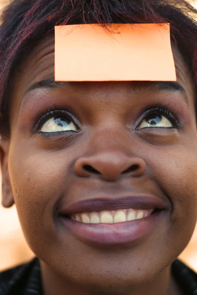 Zakenvrouw met herinnering post-it note — Stockfoto