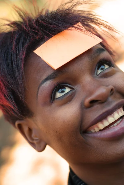 Businesswoman with reminder post it note — Stock Photo, Image