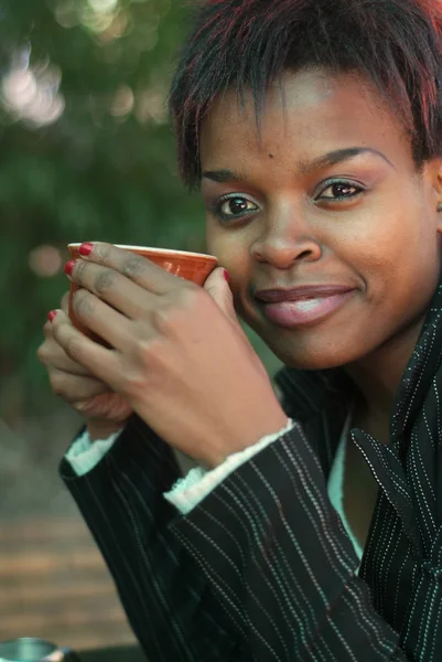 Femme d'affaires avec café — Photo