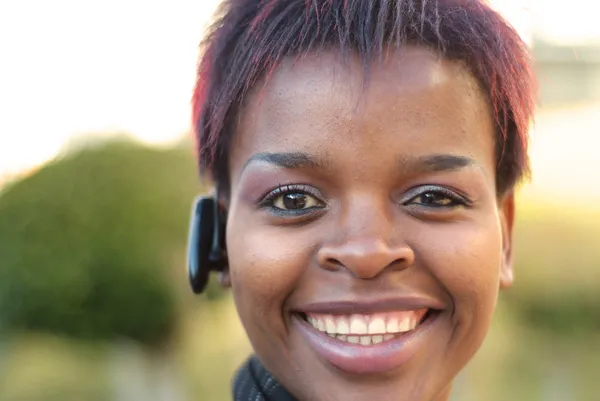 Kobieta z bluetooth słuchawki na głowę — Zdjęcie stockowe