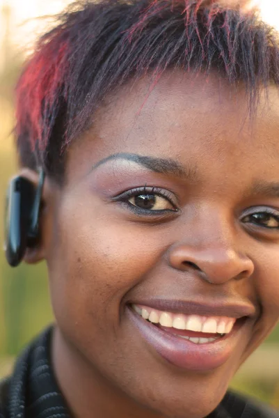 Mujer de negocios con auriculares bluetooth — Foto de Stock