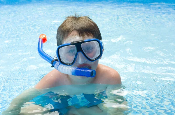 Ragazzo che nuota in snorkeling in piscina — Foto Stock