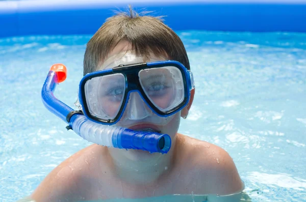 Zblízka chlapce, plavání v bazénu — Stock fotografie