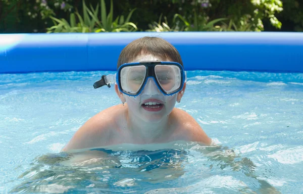 Мальчик в бассейне в маске — стоковое фото