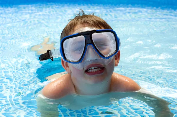 Ragazzo in piscina con maschera da sub — Foto Stock