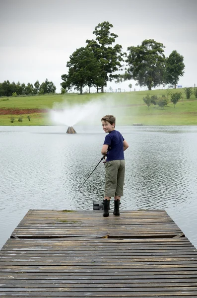 男孩在低音坝或湖中钓鱼 — 图库照片