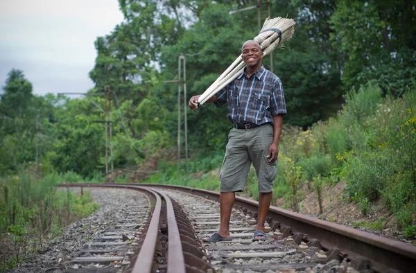 Pień fotografia południowoafrykański przedsiębiorca małych firm miotła sprzedawca na linii kolejowej — Zdjęcie stockowe