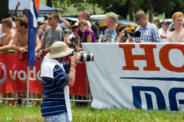 Fotógrafo o reportero gráfico captura imágenes en el evento de natación Midmar Mile 2013, Sudáfrica — Foto de Stock