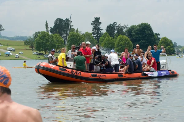 Journalister och media fotografi och film på midmar mile från en uppblåsbar båt med simmare i förgrunden. — Stockfoto