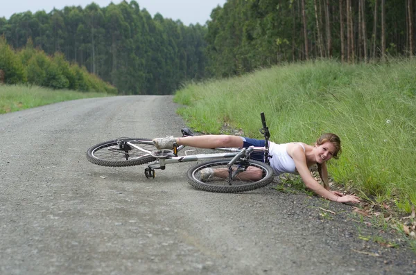Girl hurt crashing bicyble accident — Stock Photo, Image