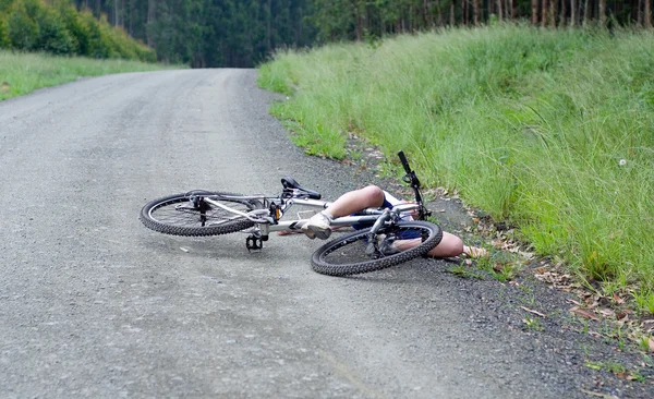 Menina ferido acidente de bicicleta batendo — Fotografia de Stock