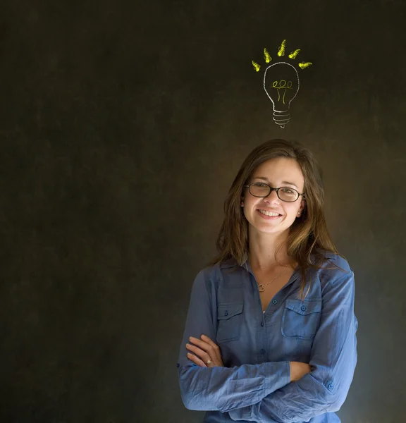 Helle Idee Glühbirne denkende Geschäftsfrau — Stockfoto