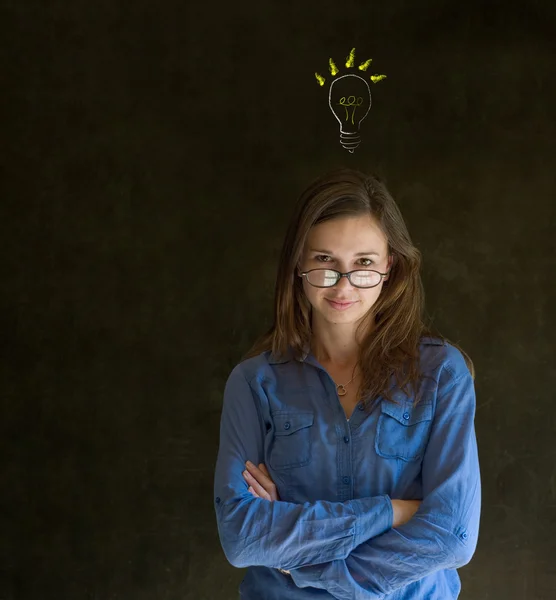 Helle Idee Glühbirne denkende Geschäftsfrau — Stockfoto