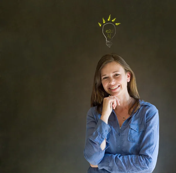 Helle Idee Glühbirne denkende Geschäftsfrau — Stockfoto