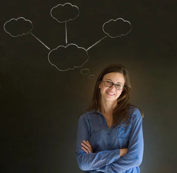 Pensando mujer de negocios con pensamientos de nube de tiza — Foto de Stock