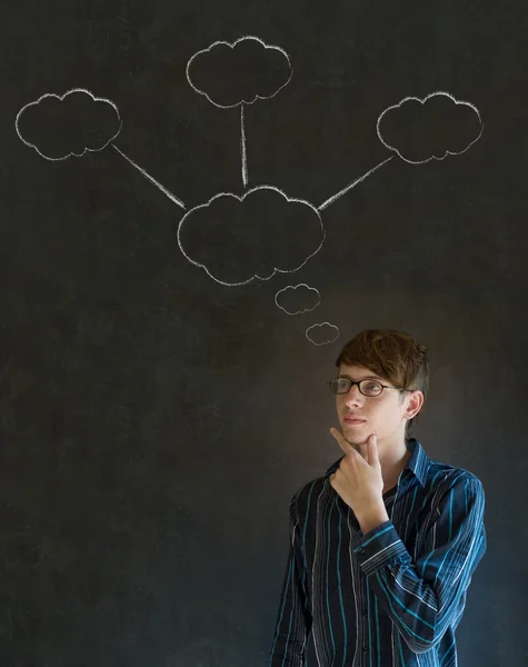 Denkender Geschäftsmann mit Kreidewolken-Gedanken — Stockfoto