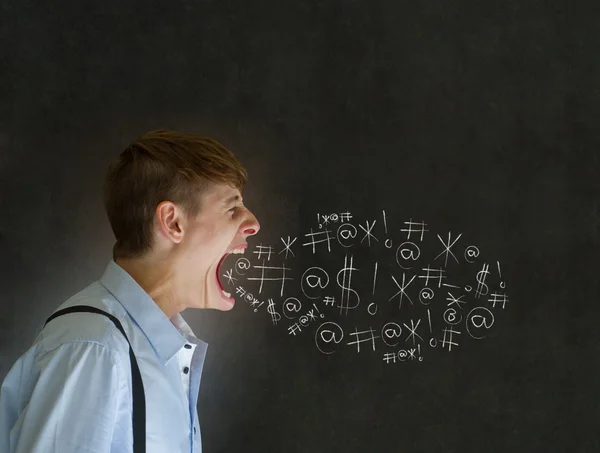 Irritado homem gritando e jurando em giz blackboard fundo — Fotografia de Stock