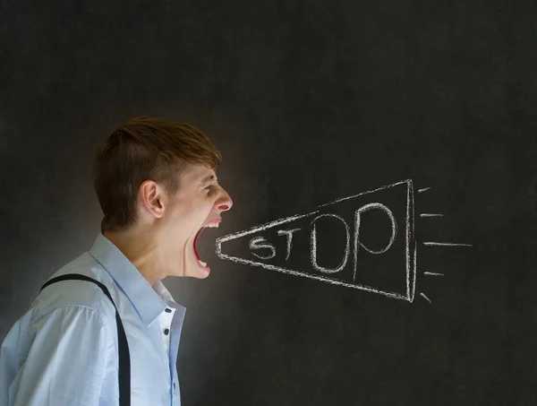 Irritado homem gritando parar através de giz megafone blackboard fundo — Fotografia de Stock