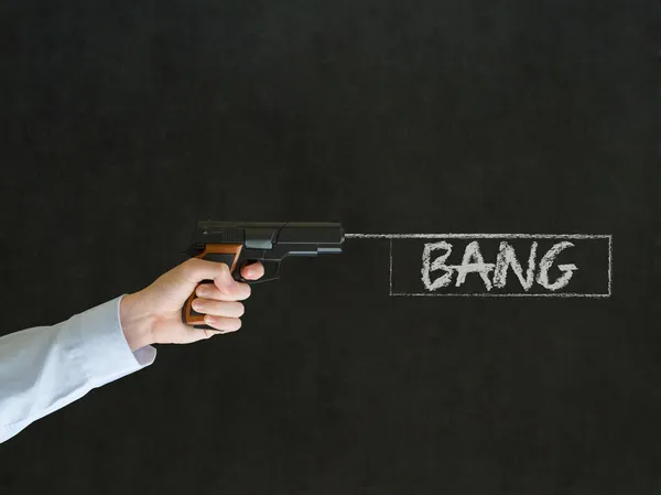 Muž míří pistolí s třeskem znamení — Stock fotografie