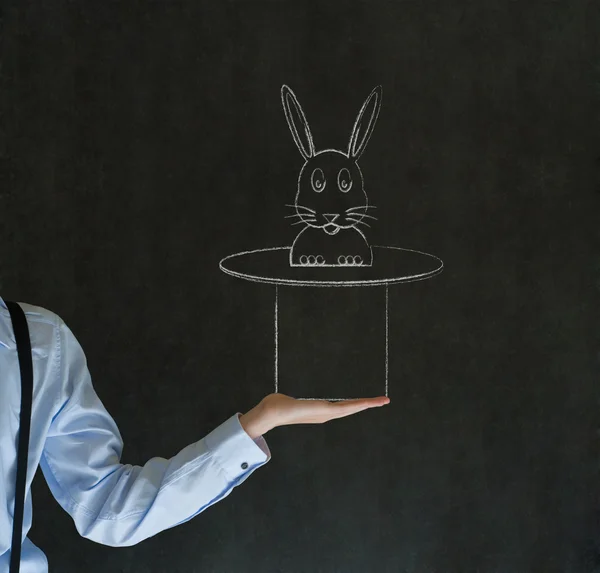 Sihirli şapka blackboard kökenli tavşan çekerek adam — Stok fotoğraf