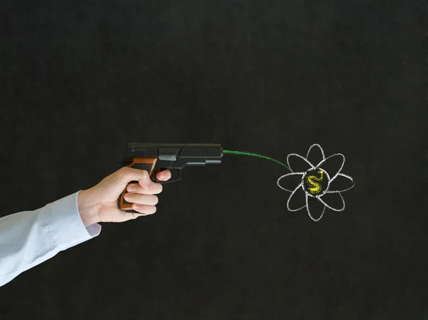 Homem apontando uma arma com flor de paz — Fotografia de Stock