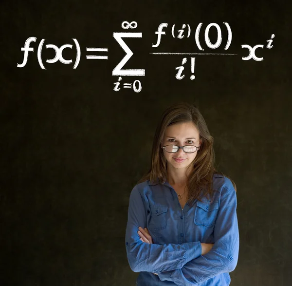 Mathe- oder Mathematiklehrer mit Kreidehintergrund — Stockfoto