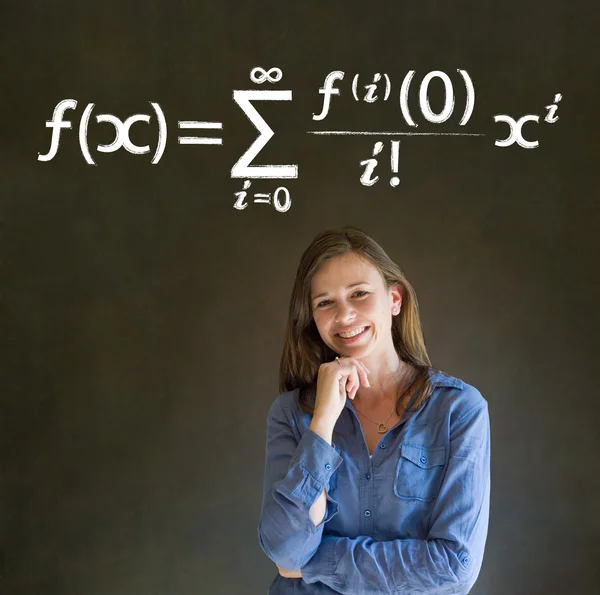 Mathe- oder Mathematiklehrer mit Kreidehintergrund — Stockfoto