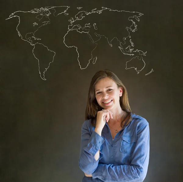 Zakenvrouw, leraar of student met geografie wereldkaart op krijt achtergrond — Stockfoto