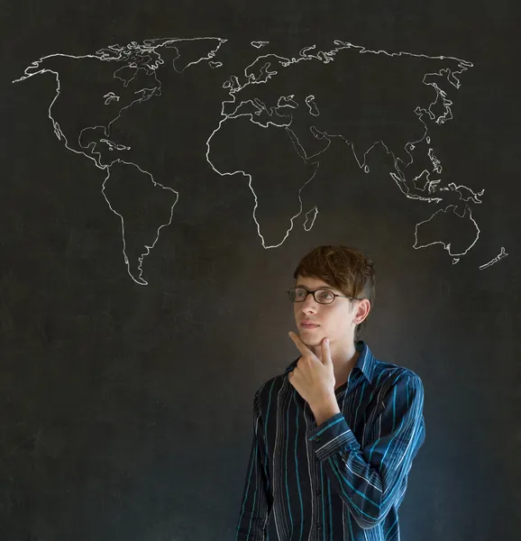 Empresario, profesor o estudiante con mapa geográfico mundial sobre fondo de tiza — Foto de Stock