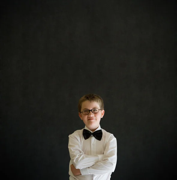 Fegyverek hajtogatott fiú öltözött, mint üzletember — Stock Fotó