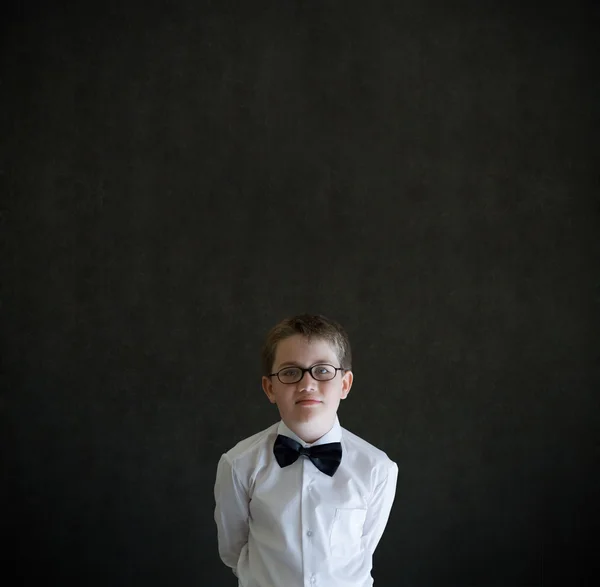 Handen achter terug jongen verkleed als zakenman — Stockfoto