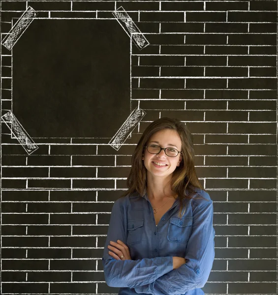 Zakenvrouw, student of docent op bakstenen muur prikbord schoolbord achtergrond — Stockfoto