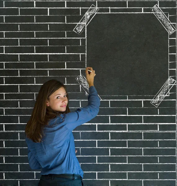 Femme d'affaires, étudiant ou enseignant sur fond de tableau noir panneau d'affichage de mur de brique — Photo