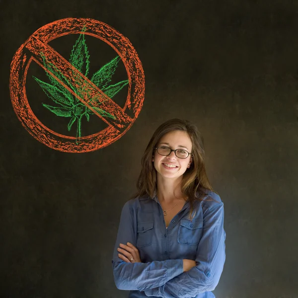 Ingen weed marijuana kvinna på blackboard bakgrund — Stockfoto