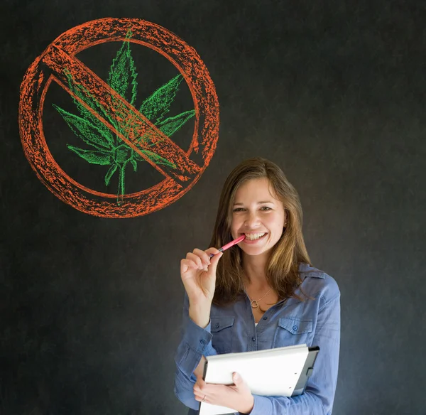 Ingen weed marijuana kvinna på blackboard bakgrund — Stockfoto