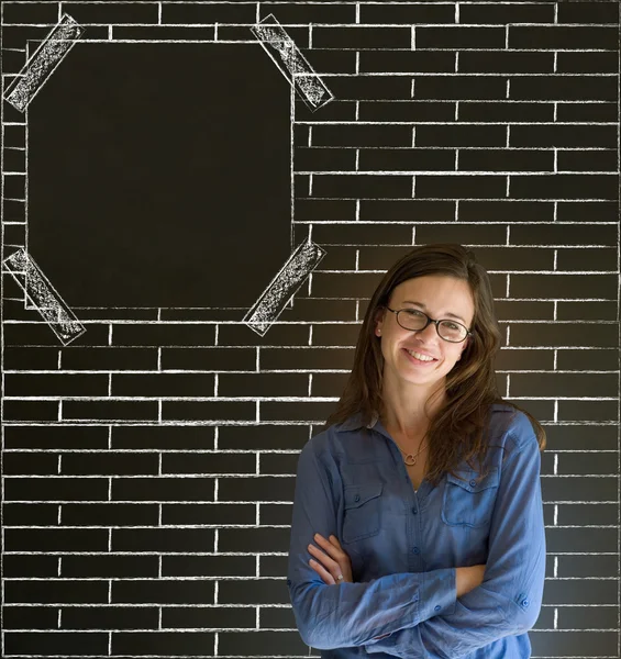 Zakenvrouw, student of docent op bakstenen muur prikbord schoolbord achtergrond — Stockfoto