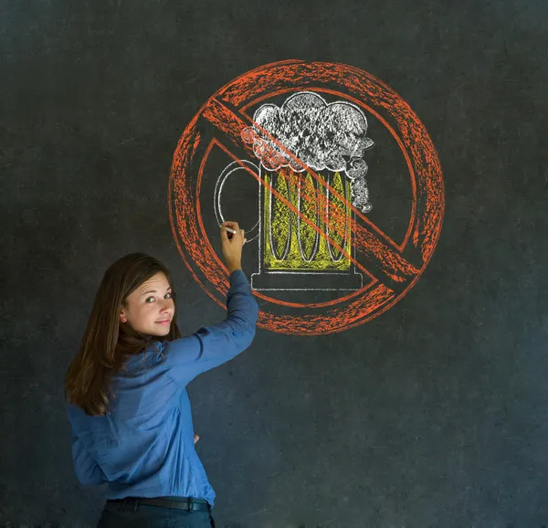 Geen bier alcohol vrouw op blackboard achtergrond Stockfoto