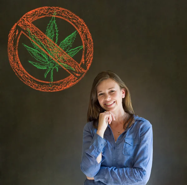 Ingen weed marijuana kvinna på blackboard bakgrund — Stockfoto