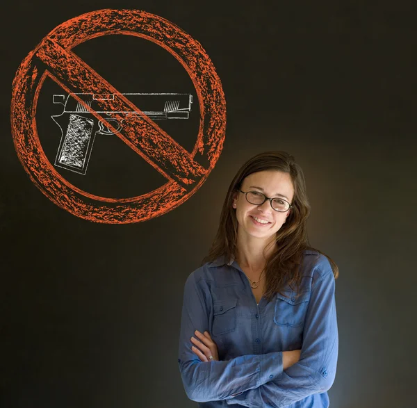 Sin armas pacifista mujer de negocios, estudiante, profesor o político en el fondo pizarra — Foto de Stock